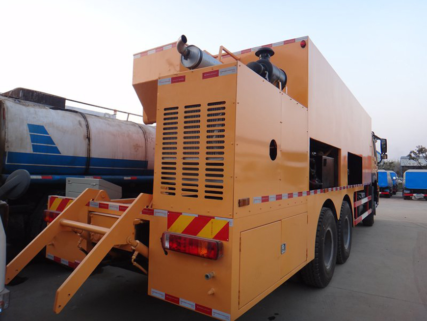 重汽稀漿封層車(chē)