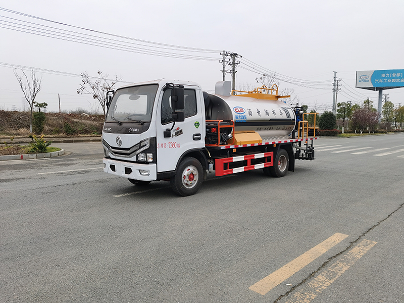 4.2立方東風多利卡智能型瀝青灑布車出口發車
