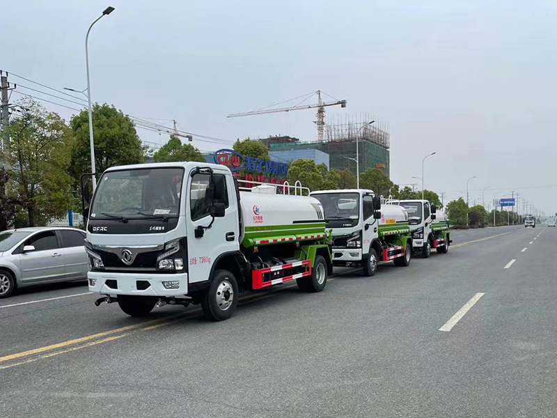 國六東風多利卡5方灑水車三臺發車 批發活動價格