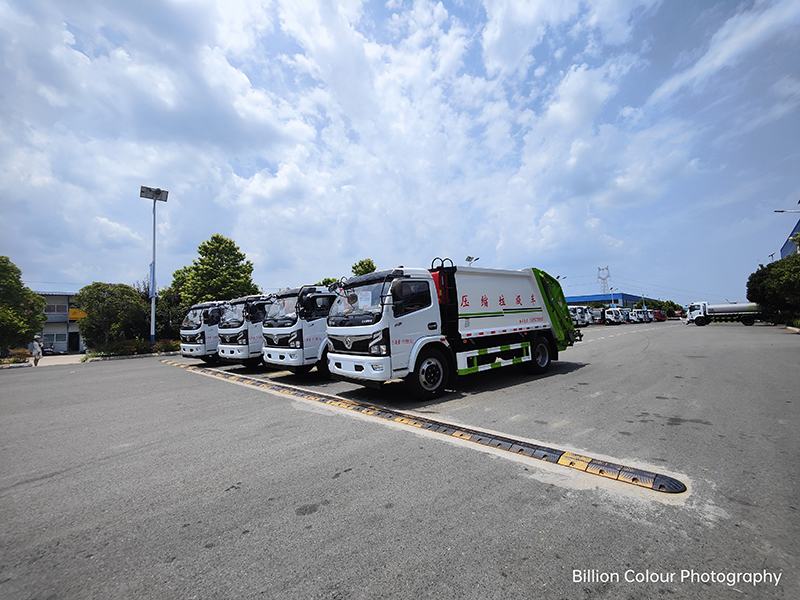 4臺東風F7福瑞卡8方壓縮式垃圾車發往黑龍江七臺河市